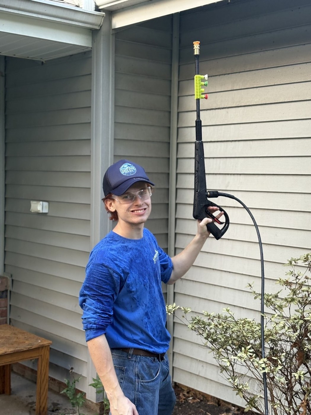Lake Side Wash pressure washing vinyl house siding with a spray wand